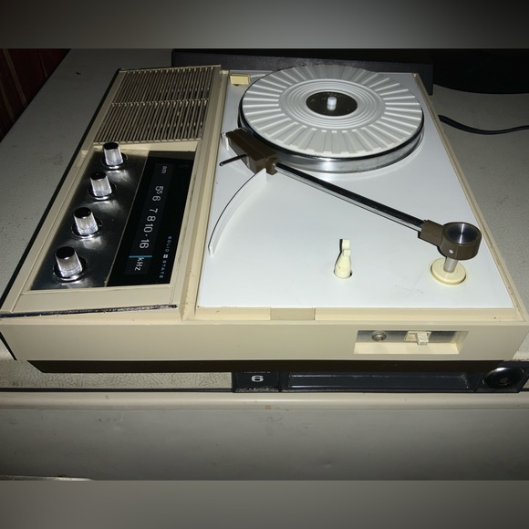 VTG 70’s ZENITH RADIO & VINYL RECORD PLAYER. COLLECTORS ITEM. WORKING. - Picture 4 of 8